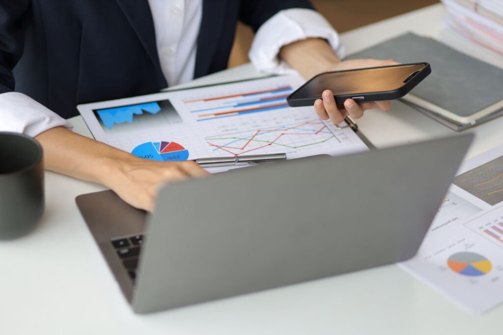 Gerente de compras avaliando dados do PMI