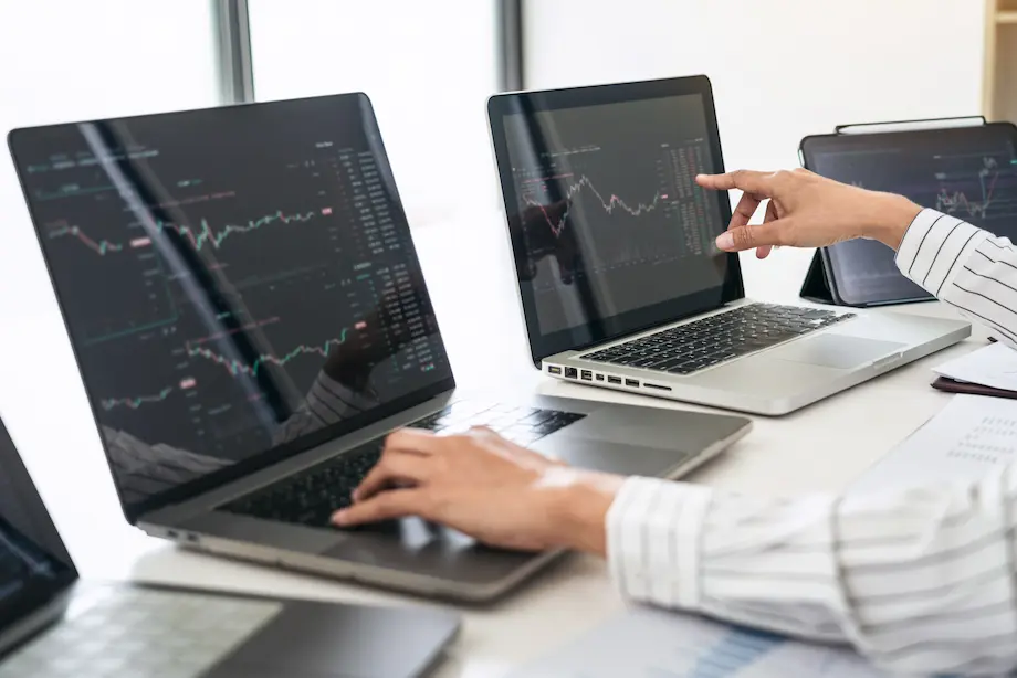 mulher avaliando correlação de ativos